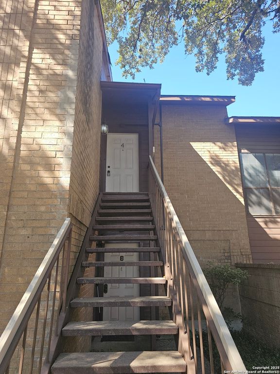 8611 Datapoint Dr Apt 4, San Antonio, TX 78229
