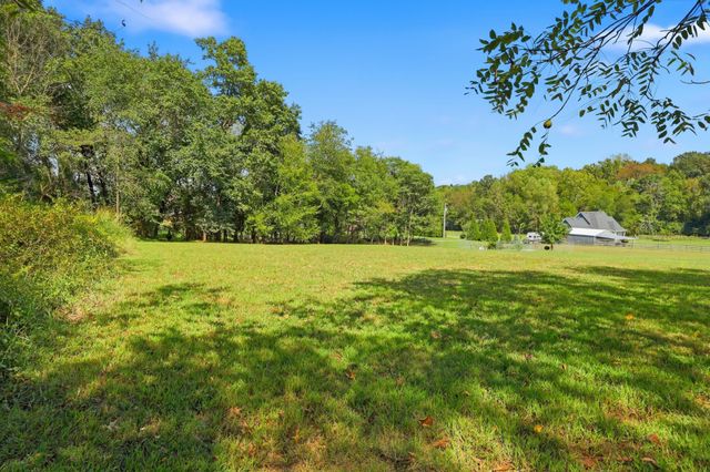 405 Tom Link Rd, Cottontown, TN 37048