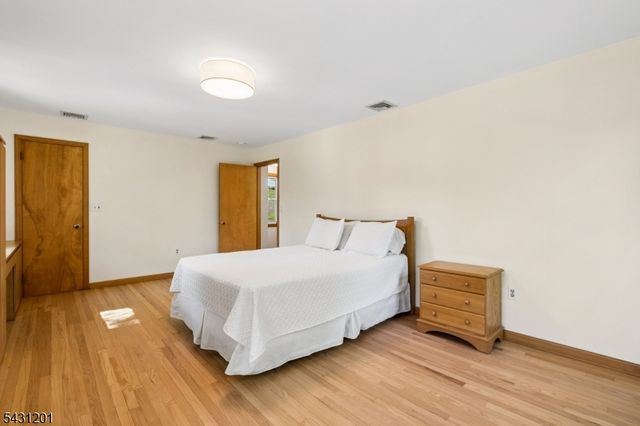 186 W Northfield Rd, Livingston Twp., NJ 07039