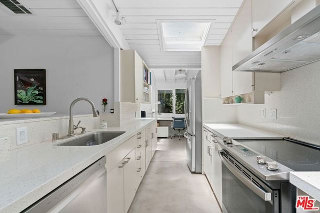 810 Bramble Way, Los Angeles, CA 90049