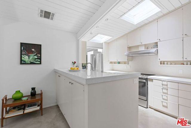 810 Bramble Way, Los Angeles, CA 90049