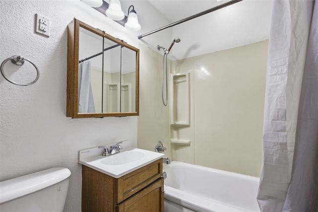 1051 Clifton Street NE, Cedar Rapids, IA 52402