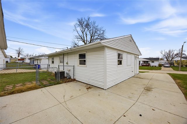 1051 Clifton Street NE, Cedar Rapids, IA 52402