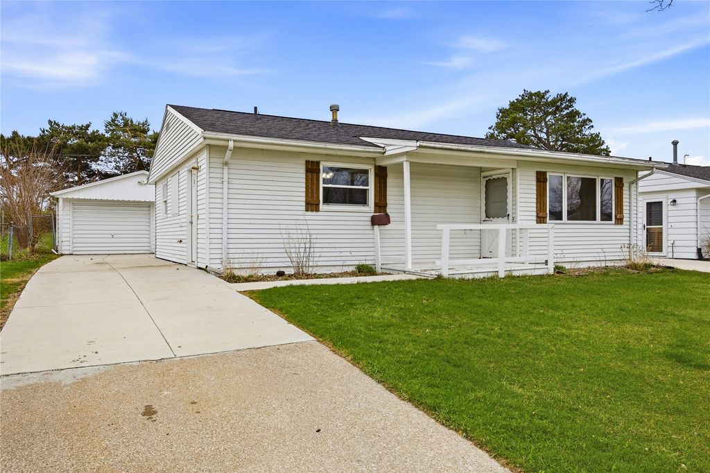1051 Clifton Street NE, Cedar Rapids, IA 52402
