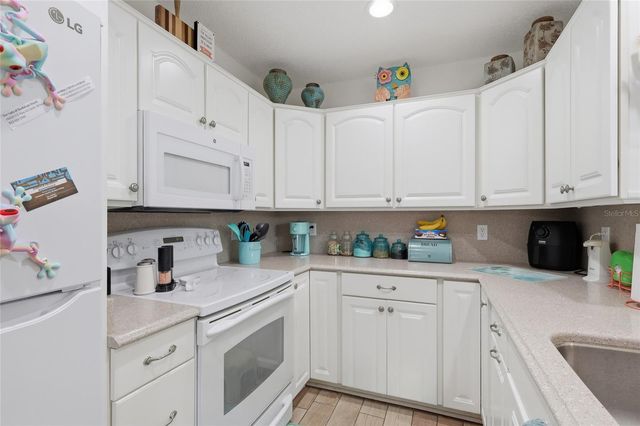 216 GLOUCESTER BOULEVARD 216, Sun City Center, FL 33573