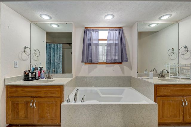 207 N Meadow Street, Nixa, MO 65714