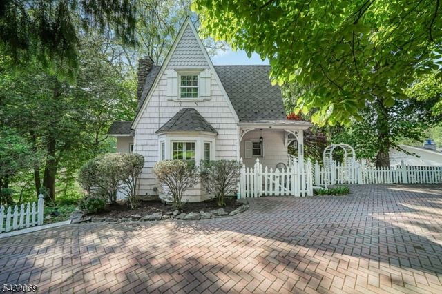 716 Colonial Rd, Franklin Lakes Boro, NJ 07417