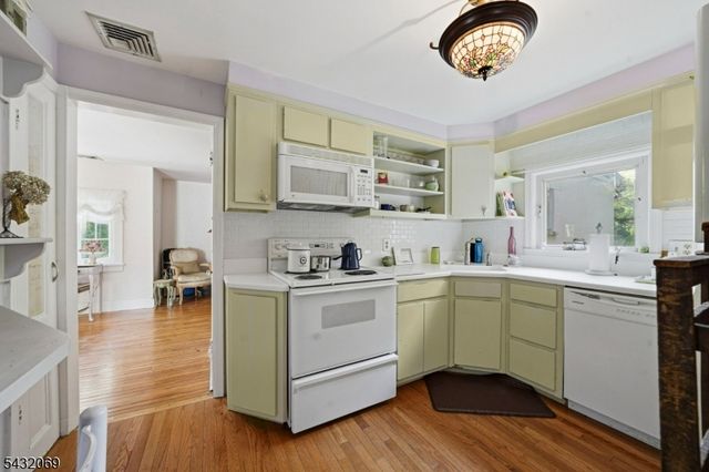 716 Colonial Rd, Franklin Lakes Boro, NJ 07417