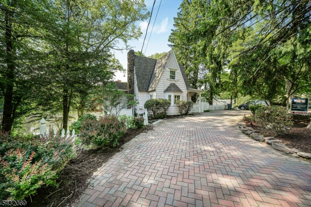 716 Colonial Rd, Franklin Lakes Boro, NJ 07417