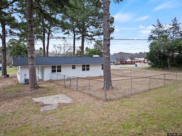 303 Campbell St, Daingerfield, TX 75638