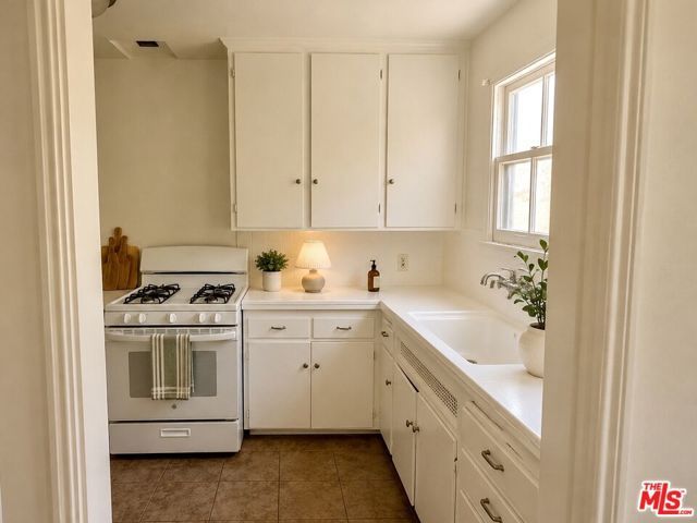 4707 Finley Avenue 4, Los Angeles, CA 90027