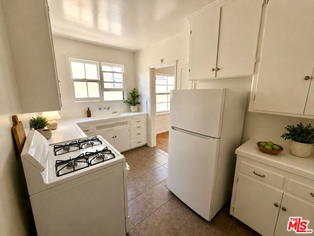 4707 Finley Avenue 4, Los Angeles, CA 90027