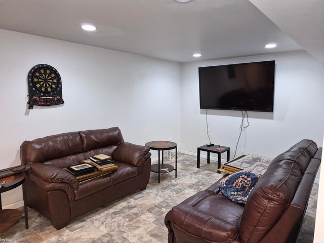 1282 Arrowhead Drive, Burton, MI 48509