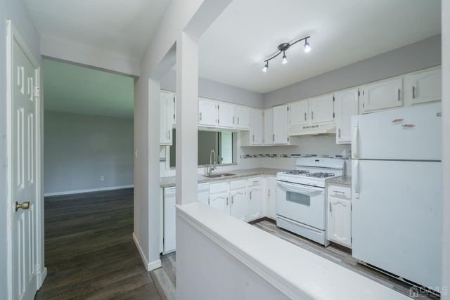 1612 Woodbridge Commons Way, Iselin, NJ 08830