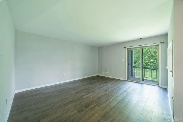 1612 Woodbridge Commons Way, Iselin, NJ 08830