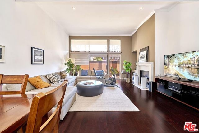 421 S Van Ness Avenue 3, Los Angeles, CA 90020