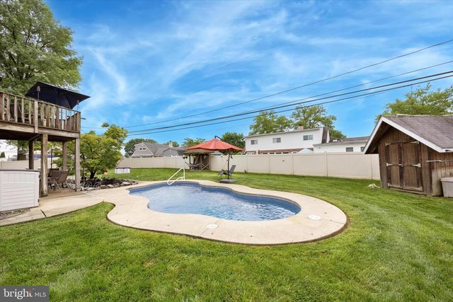 39 SMOKETREE RD, Levittown, PA 19056
