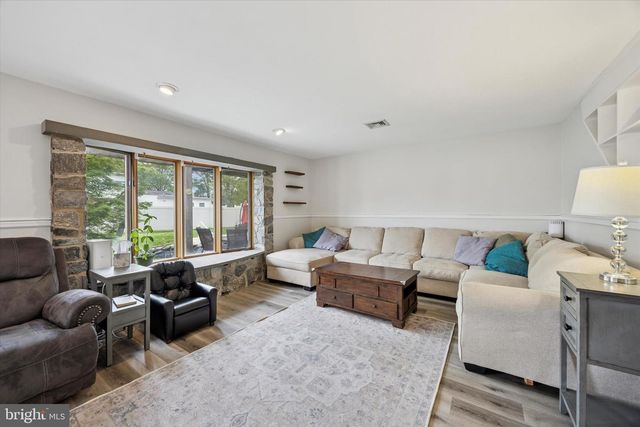 39 SMOKETREE RD, Levittown, PA 19056