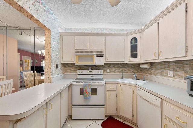 336 Pine Ridge Circle B-1, Greenacres, FL 33463