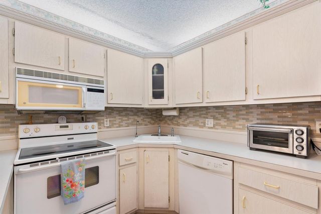 336 Pine Ridge Circle B-1, Greenacres, FL 33463