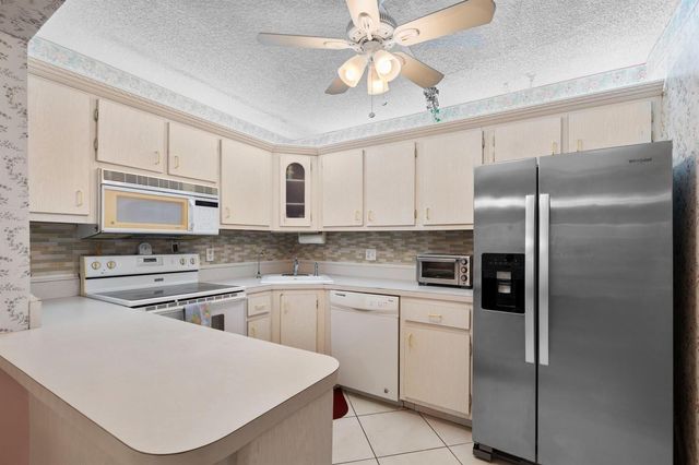 336 Pine Ridge Circle B-1, Greenacres, FL 33463