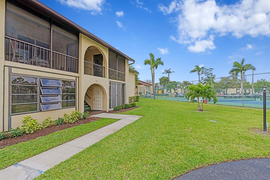 336 Pine Ridge Circle B-1, Greenacres, FL 33463