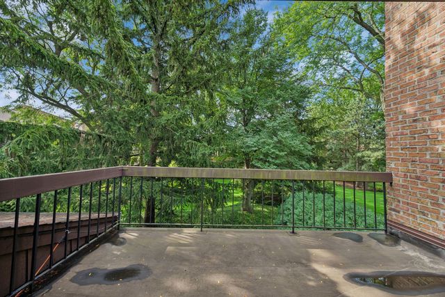 1728 Wildberry Drive G, Glenview, IL 60025