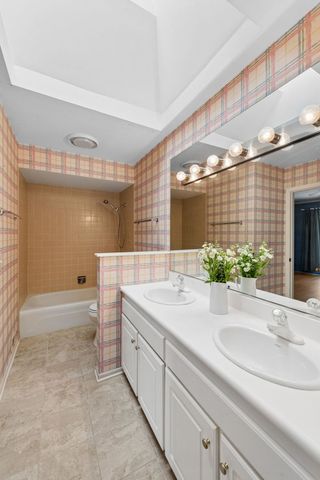 1728 Wildberry Drive G, Glenview, IL 60025