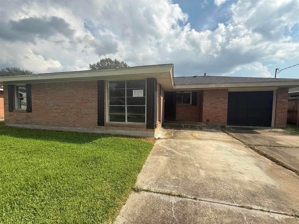 701 Sherrill Street, Orange, TX 77630