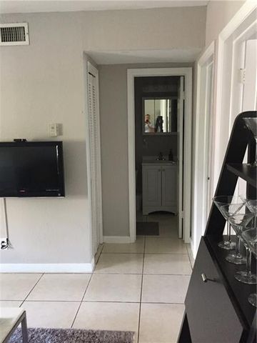 2741 NE 8th Avenue 14, Wilton Manors, FL 33334