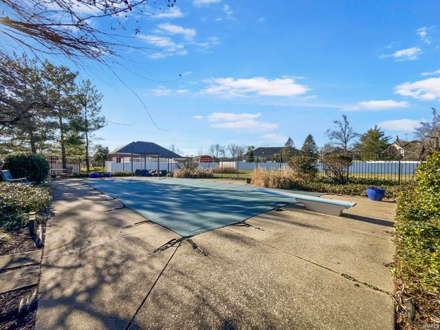 2433 Briarcliff Drive, Newburgh, IN 47630