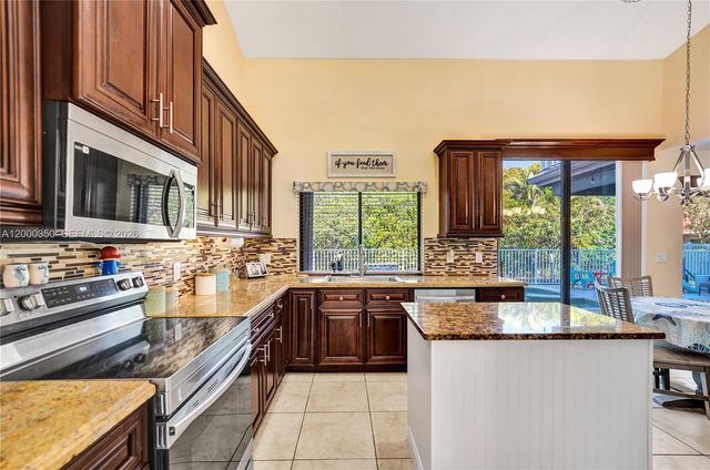 5112 NW 58th Ter, Coral Springs, FL 33067