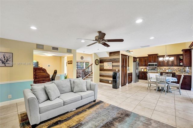 5112 NW 58th Ter, Coral Springs, FL 33067