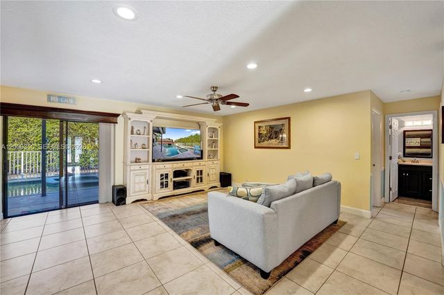 5112 NW 58th Ter, Coral Springs, FL 33067