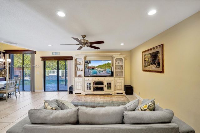 5112 NW 58th Ter, Coral Springs, FL 33067