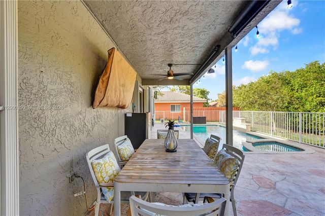 5112 NW 58th Ter, Coral Springs, FL 33067