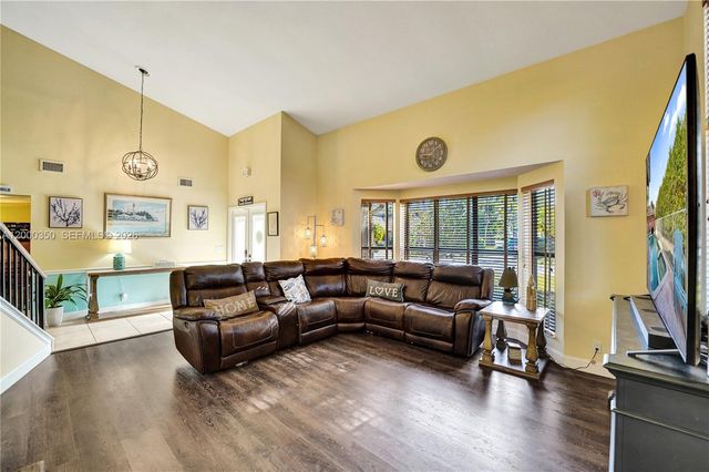 5112 NW 58th Ter, Coral Springs, FL 33067