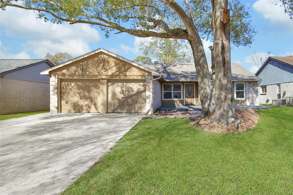 426 N Compass Rose Circle, Crosby, TX 77532