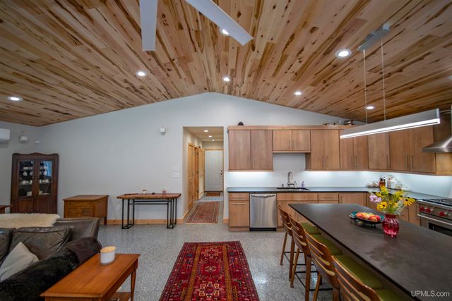 8450 N Van Buskirk Road, Ironwood, MI 49938