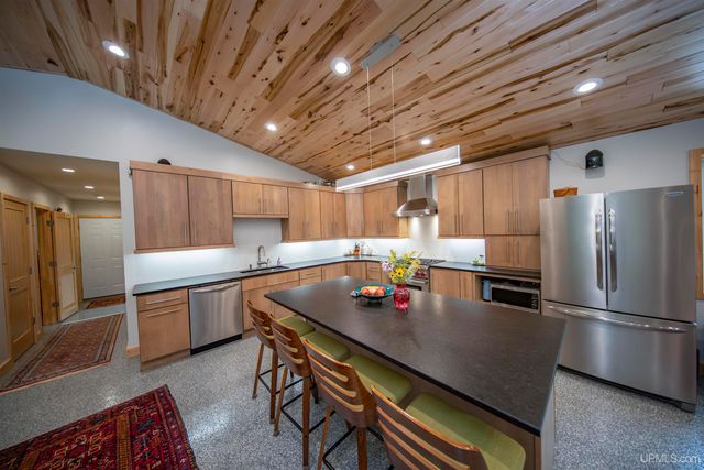 8450 N Van Buskirk Road, Ironwood, MI 49938