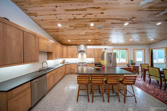 8450 N Van Buskirk Road, Ironwood, MI 49938