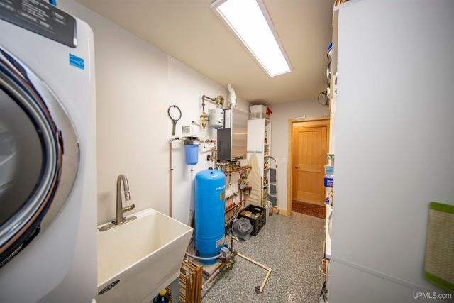 8450 N Van Buskirk Road, Ironwood, MI 49938