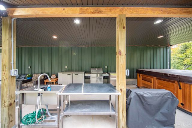 8450 N Van Buskirk Road, Ironwood, MI 49938