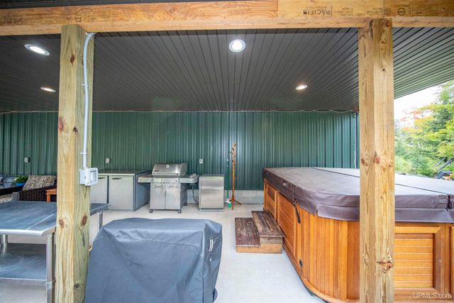 8450 N Van Buskirk Road, Ironwood, MI 49938