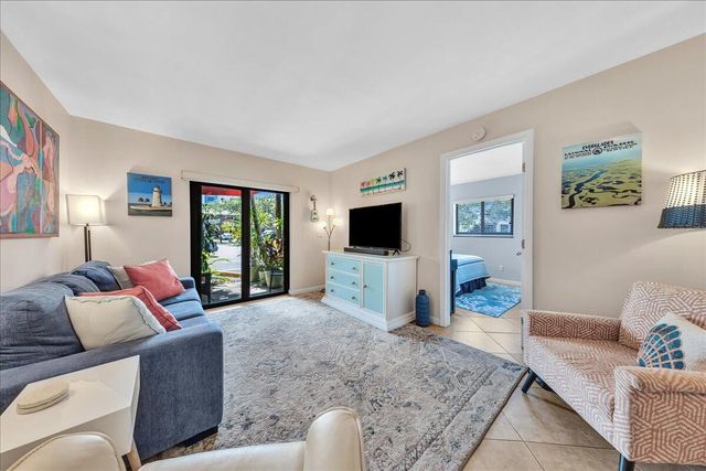 2965 NE 8th Terrace 101, Oakland Park, FL 33334
