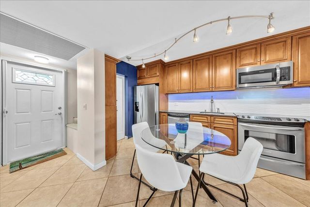 2965 NE 8th Terrace 101, Oakland Park, FL 33334