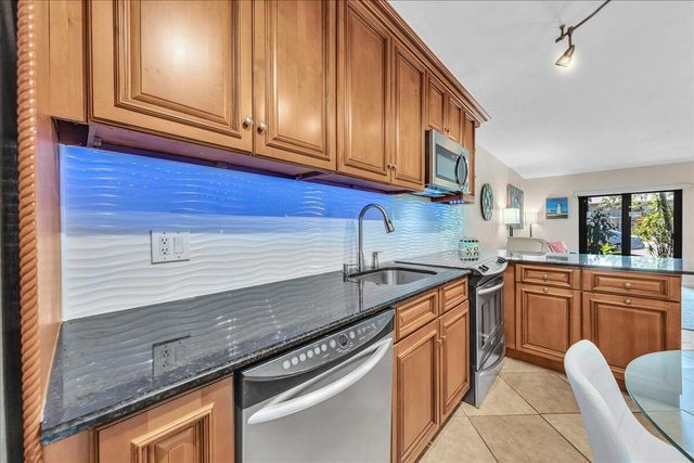 2965 NE 8th Terrace 101, Oakland Park, FL 33334