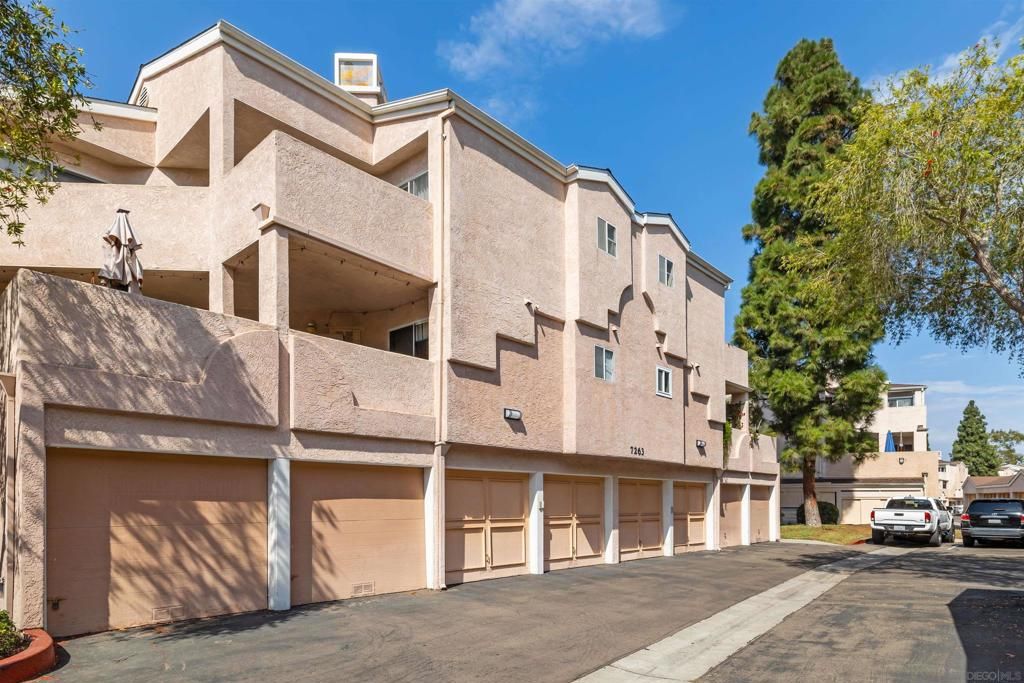 Image 3 of property listing at 7263 Camino Degrazia 32, San Diego, CA 92111