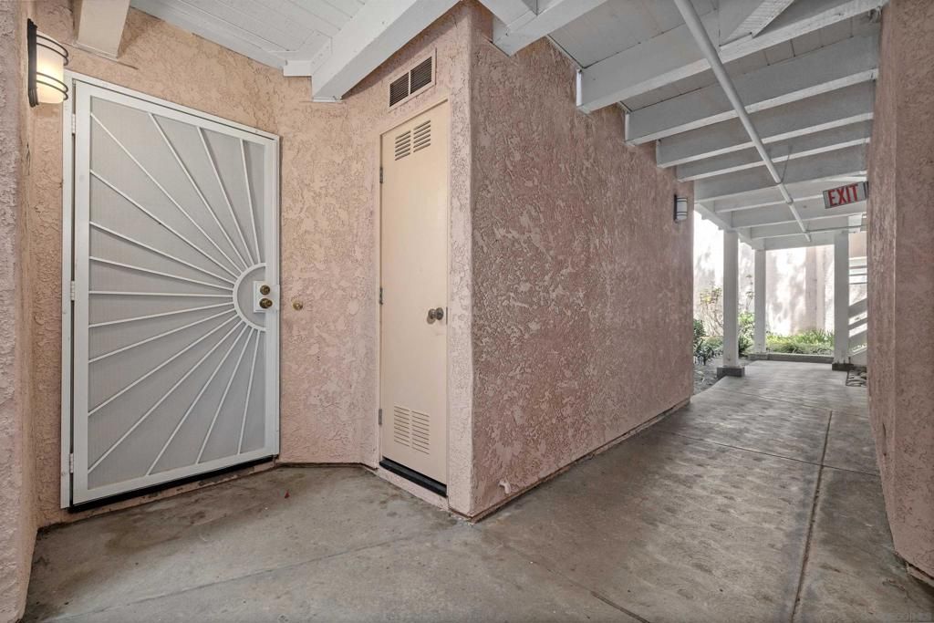 Image 4 of property listing at 7263 Camino Degrazia 32, San Diego, CA 92111