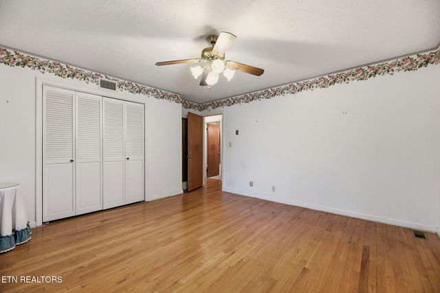 121 W Maiden Lane, Oak Ridge, TN 37830